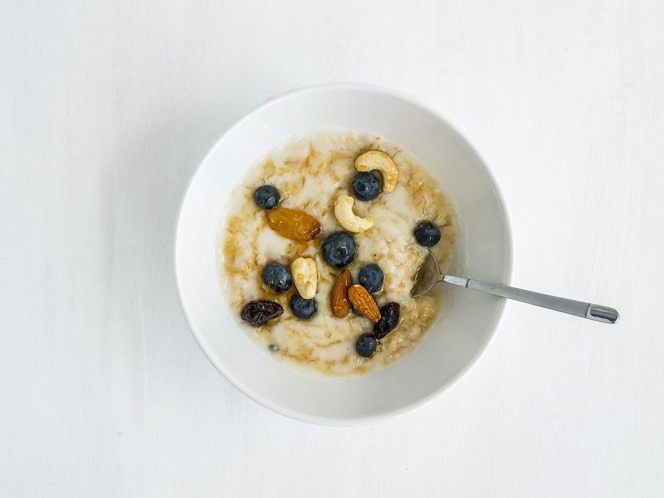 Oatmeal porridge with fresh blueberry