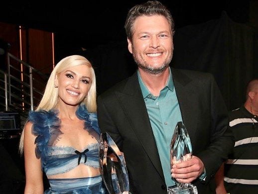 Gwen Stefani and Blake Shelton backstage at the People's Choice Awards 2017