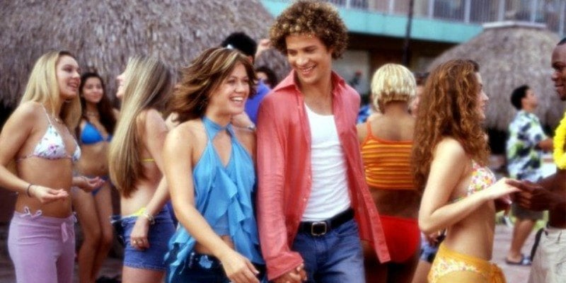 Justin and Kelly hold hands in From Justin to Kelly