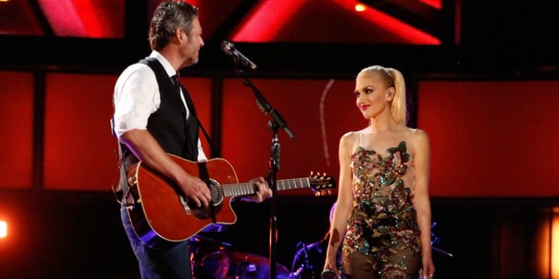 Blake Shelton and Gwen Stefani singing on stage on The Voice