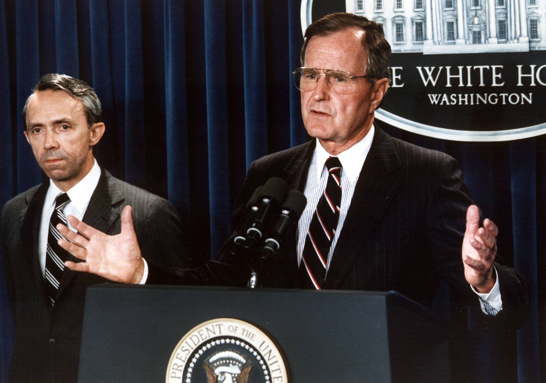 US President George Bush (R) announces 23 July 199