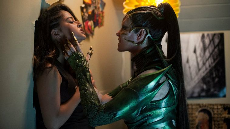 Naomi Scott and Elizabeth Banks fighting in Power Rangers