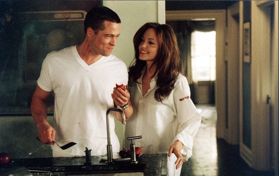 Angelina Jolie and Brad Pitt in a kitchen making breakfast together in Mr. and Mrs. Smith