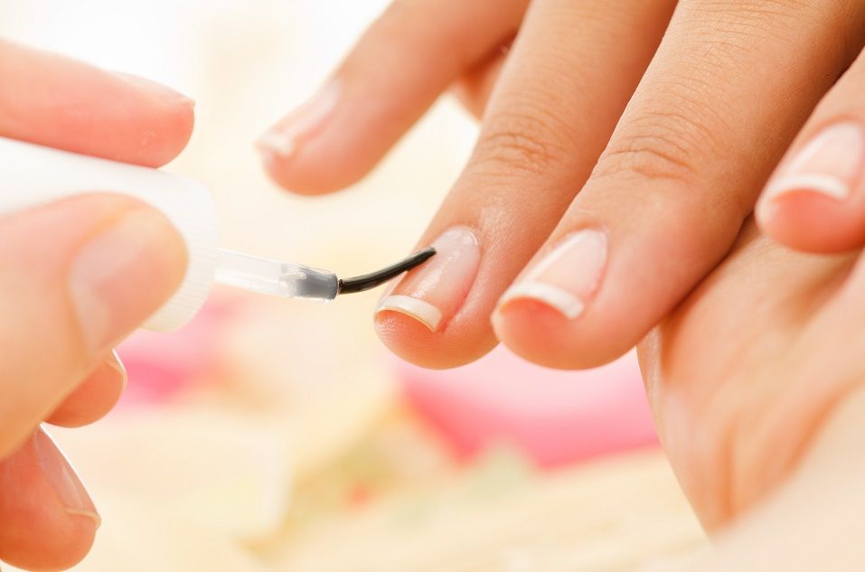 Applying of transparent varnish