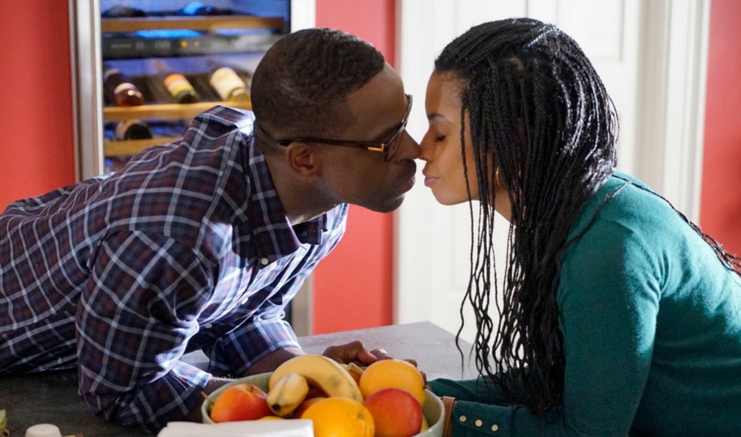 Sterling K. Brown and Susan Kelechi Watson's Beth and Randall Pearson share a kiss in NBC's This Is Us 