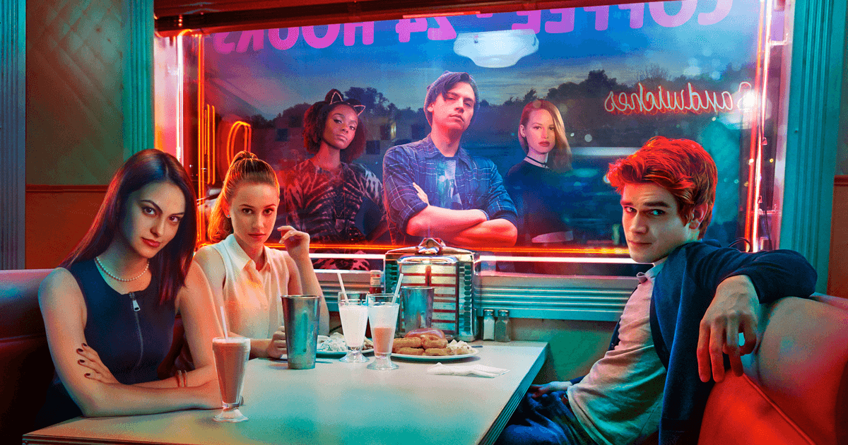 The cast of Riverdale sit around a booth
