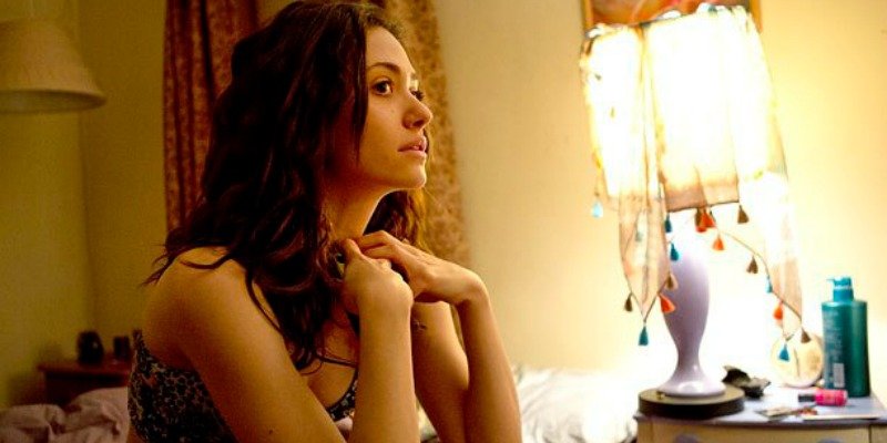 Fiona Gallagher sitting on a bed in Shameless