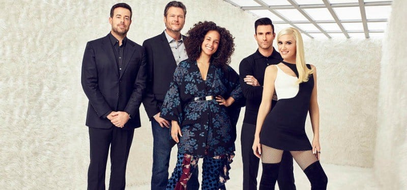 (l-r) Carson Daly, Blake Shelton, Alicia Keys, Adam Levine, Gwen Stefani smiling in front of a white background