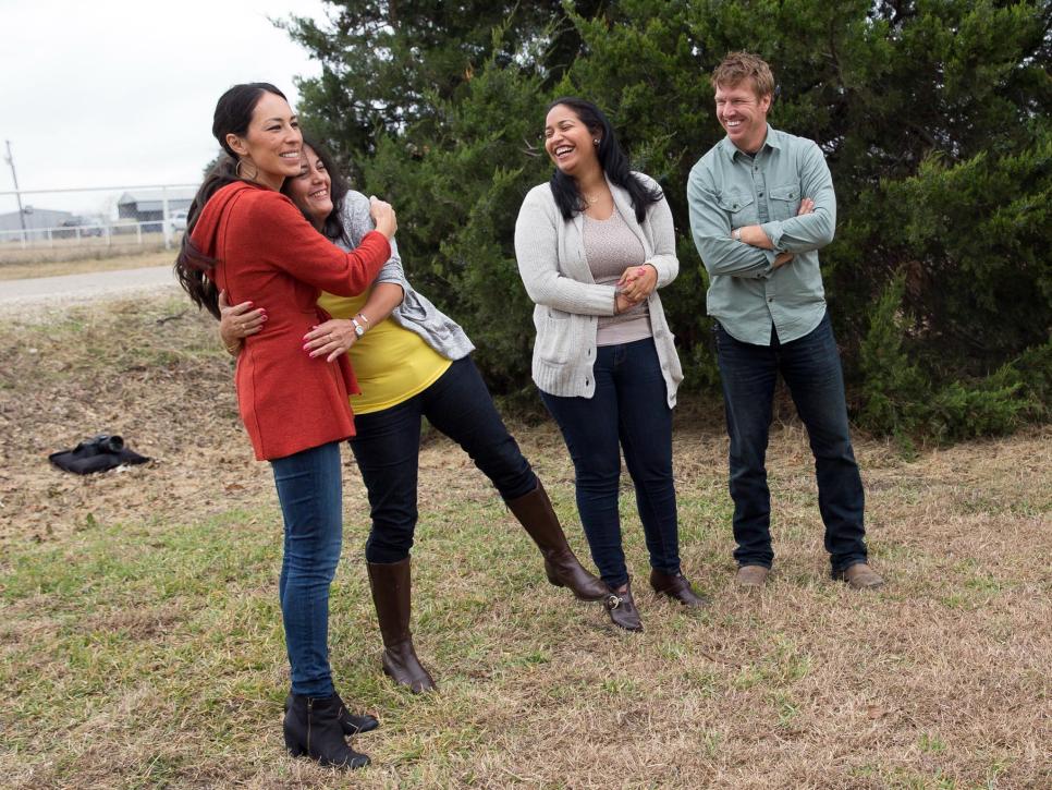 Angela Silvas Mutter fängt Joanna Gaines in einer Umarmung ein, nachdem sie ihr neu renoviertes Haus vom Fixer Upper-Team gesehen hat.'s mother captures Joanna Gaines in an embrace after seeing their newly renovated home by the Fixer Upper team.