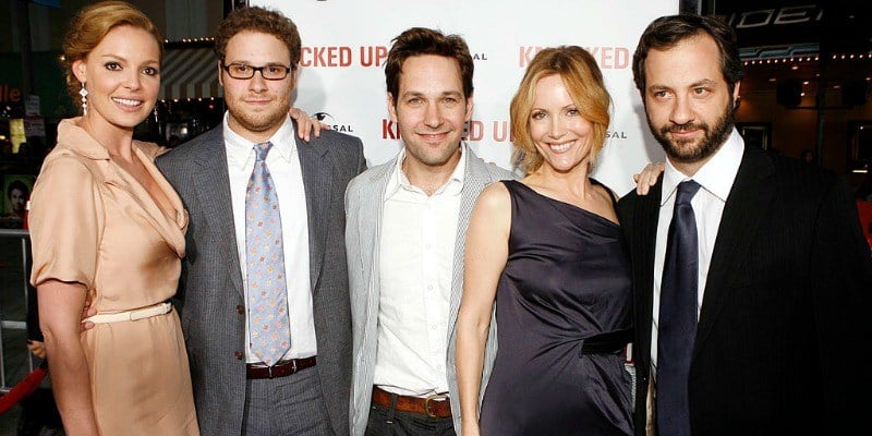 Katherin Heigl, Seth Rogen, Paull Rudd, Leslie Mann, and Judd Apatow are all lined up on the red carpet smiling together.