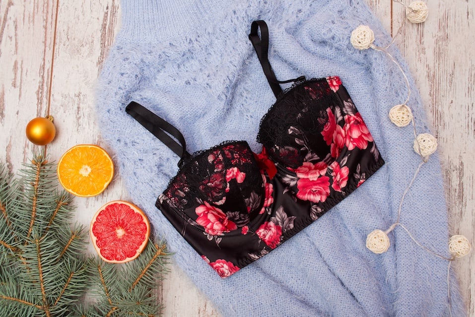 Short black top in flower