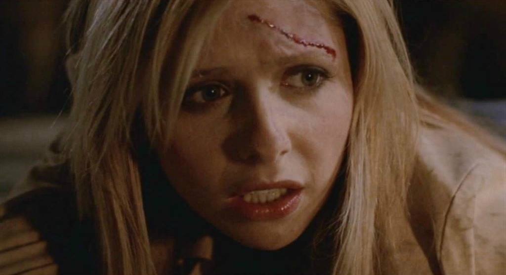 Sarah Michelle Gellar as Buffy Summers with a scar on her forehead fighting in 'Buffy the Vampire Slayer'. Sarah Michelle Gellar as Buffy Summers with a scar on her forehead fighting in 'Buffy the Vampire Slayer'.