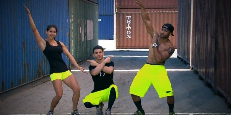 Team Ronin pose together in black and yellow uniforms.
