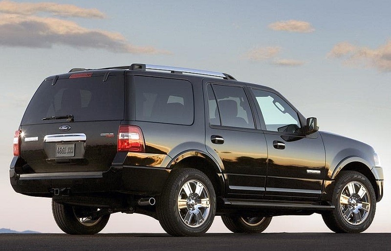 Rear three-quarter view of black Ford Expedition SUV from 2007 model year