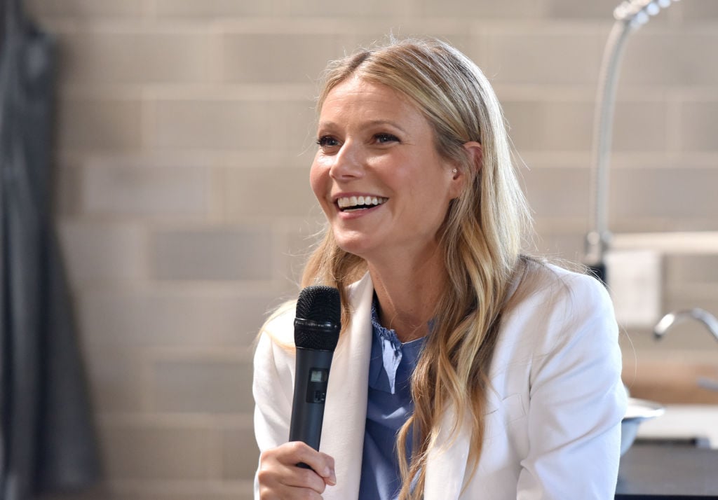 Gwyneth Paltrow glimlachen terwijl een microfoon