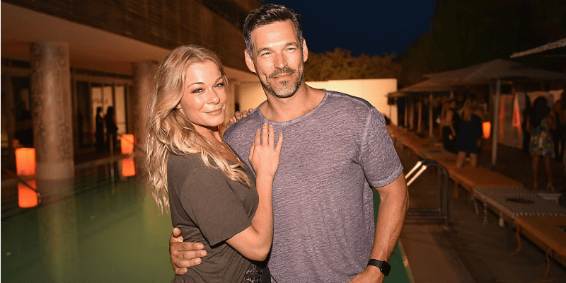 Leanne Rimes and Eddie Cibrian and posing together.