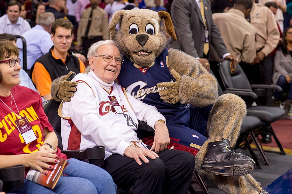 Warren Buffet goofs off with Cleveland Cavaliers mascot Moondog
