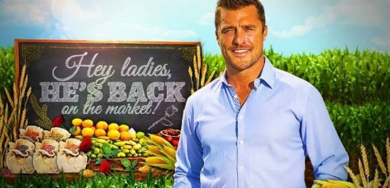 Chris Soules stands in front of a famer's market and a sign that says, "hey ladies, he's back."