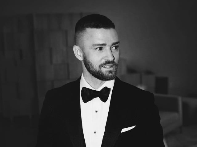 Justin Timberlake stands in a Tom Ford tux at the 2017 Oscars
