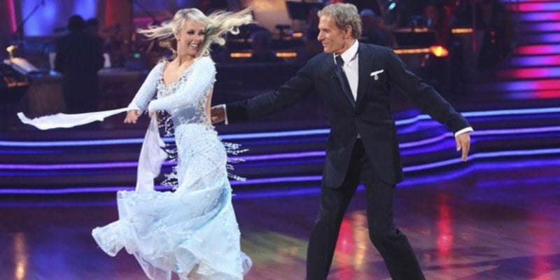 Chelsie Hightower twirls into Michael Bolton on 'Dancing with the Stars'.