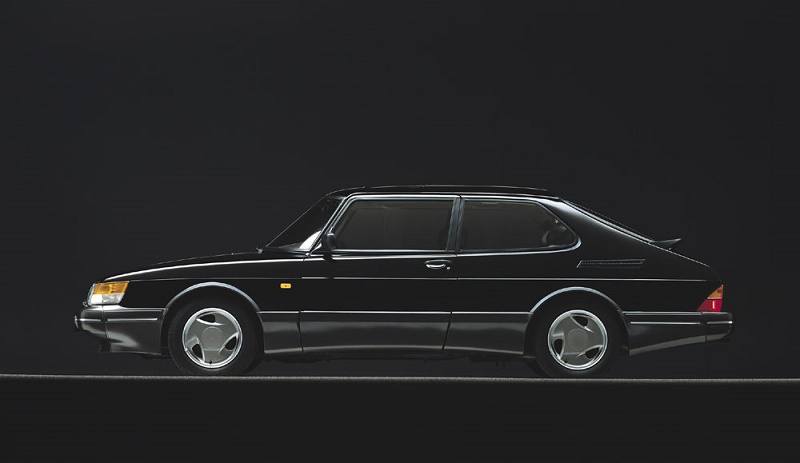 Side view of Saab 900 Turbo circa 1989