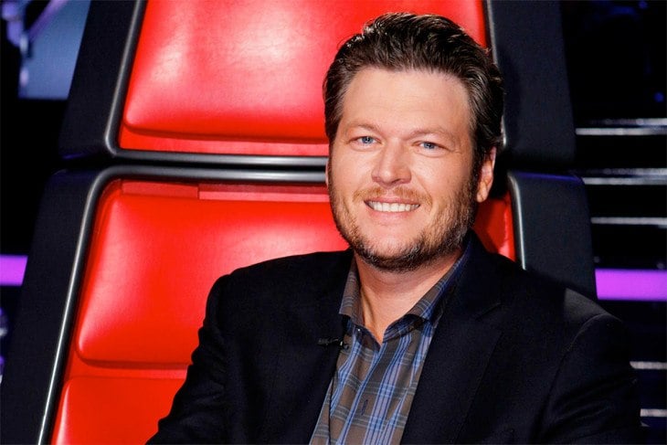  Blake Shelton zit in zijn coach ' s stoel op de stem