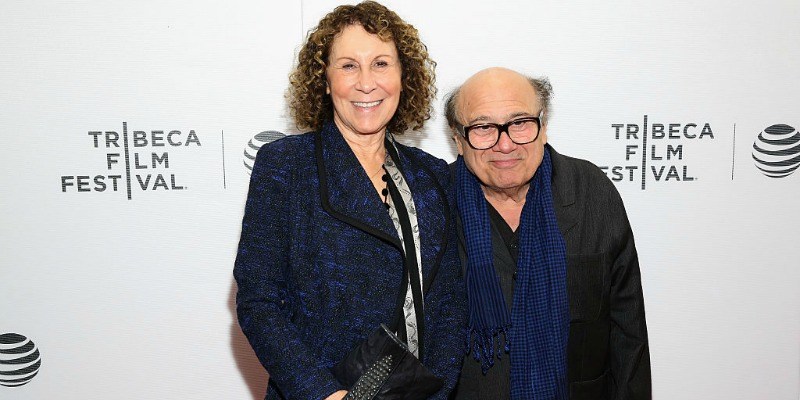 Danny DeVito and Rhea Perlman pose together on the red carpet.