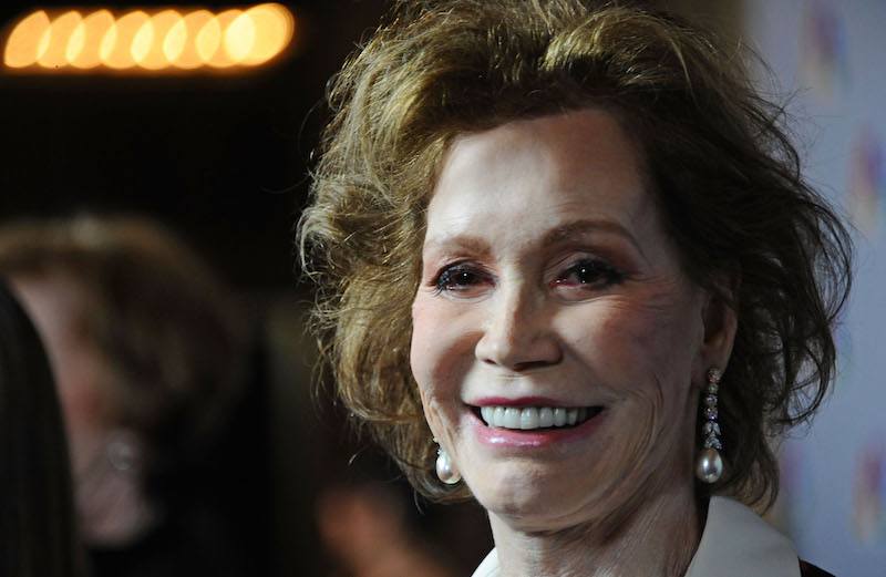 Mary Tyler Moore poses for cameras