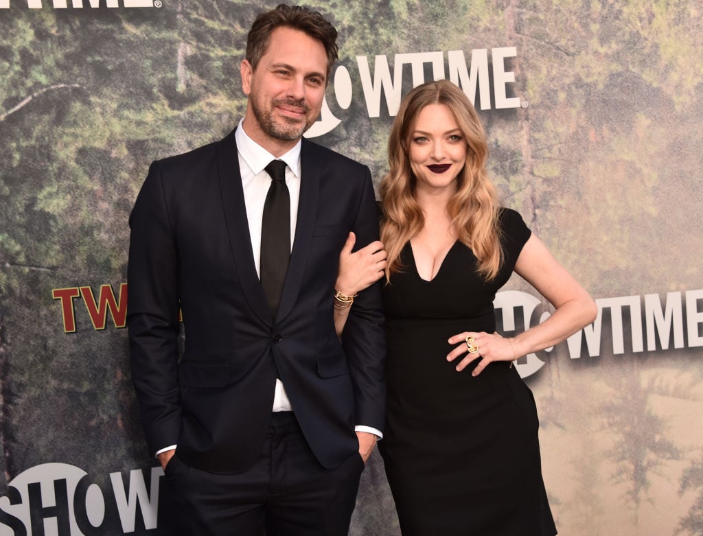 Thomas Sadoski and Amanda Seyfried smiling on the red carpet together Thomas Sadoski and Amanda Seyfried smiling on the red carpet together