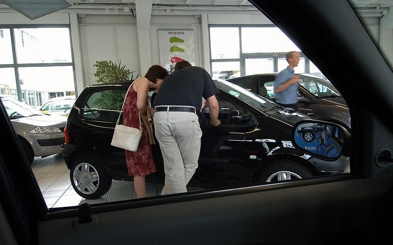 Herouville, FRANCE: (FILES) - Picture taken 01 August 2005 shows a couple looking at a car in a Renault car dealership in Herouville, Normandy. Sales of new cars in France were 5.0 percent lower in July than in the same month of 2005 on a comparable basis, data from French car association CCFA showed on 01 August 2006. In the first seven months of the year, the market has fallen by 2.1 percent in unadjusted figures and by 1.4 percent on a comparable basis. Sales total 1.26 million. Sales by French manufacturers Renault and PSA Peugeot Citroen fell as a proportion of total sales in July, to 48.7 percent from 52.4 percent in July 2005.