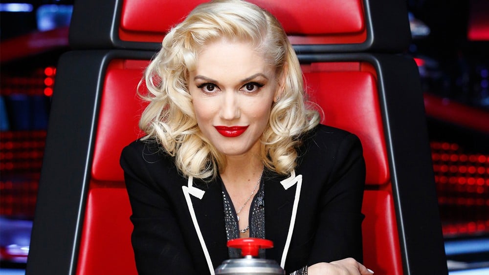 Gwen Stefani siedzi w swoim czerwonym krześle na głosie