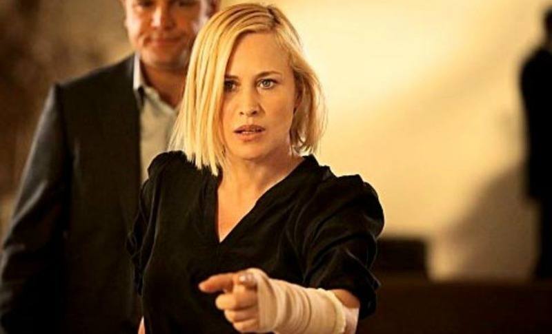 Patricia Arquette is in a black outfit and pointing.