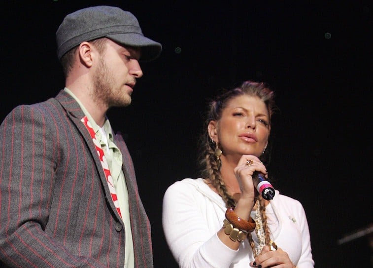 Justin Timberlake and Fergie sing on stage