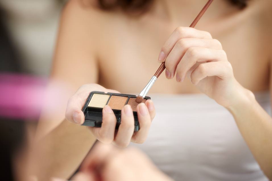 Ryeshadow palette in hands of woman