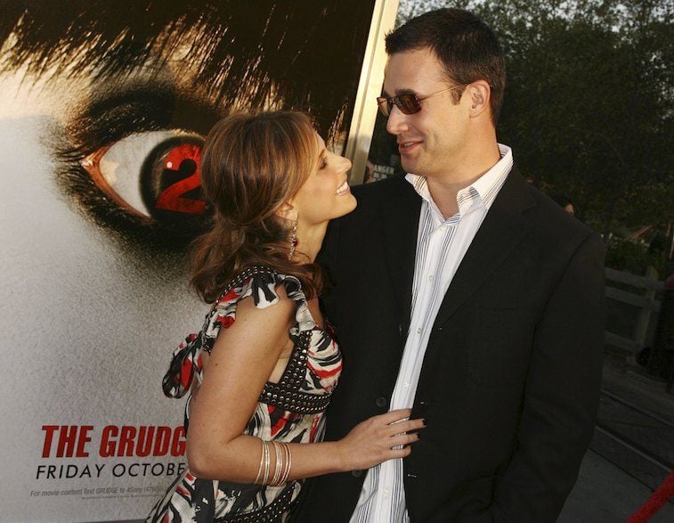 Actors Sarah Michelle Gellar (L) and husband Freddie Prinze, Jr. arrive at the premiere of Columbia Pictures' "The Grudge 2"