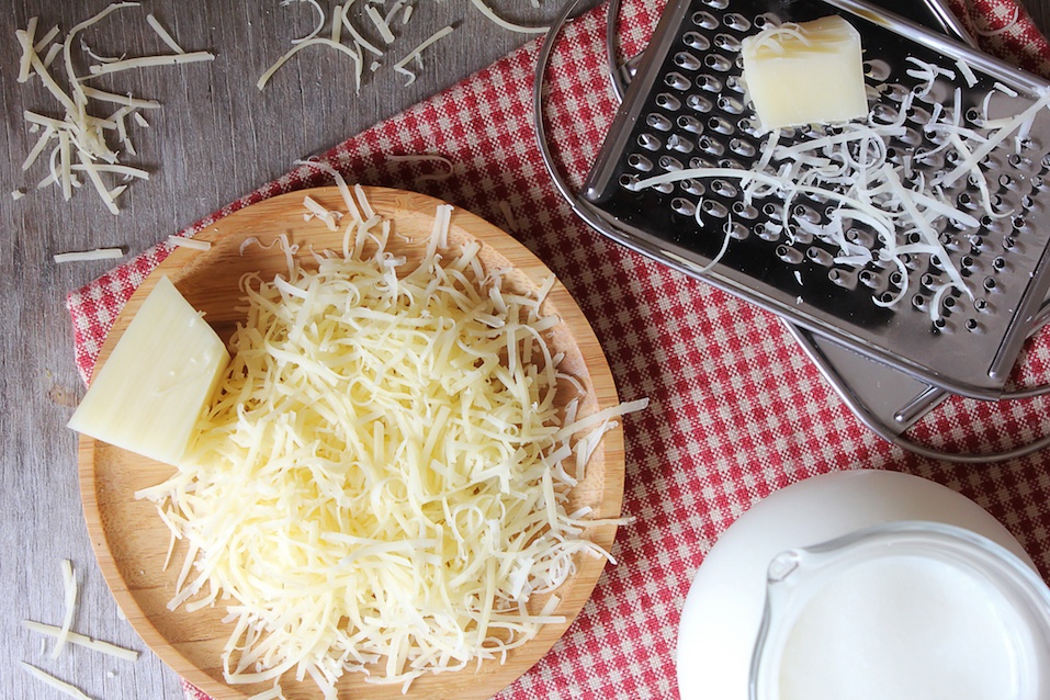 The ingredients needed to make pasta cheese sauce