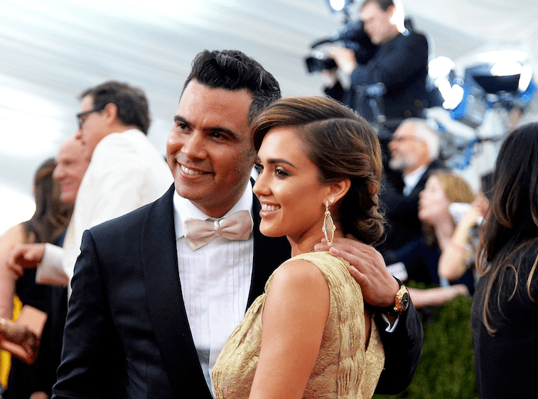Jessica Alba and Cash Warren pose for cameras on the red carpet
