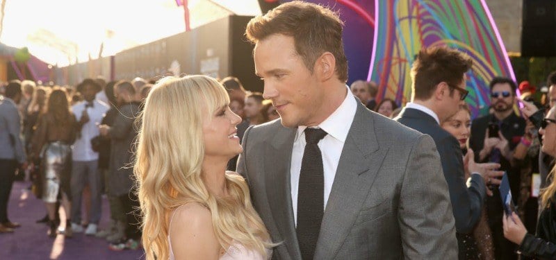 Anna Faris and Chris Pratt look at each other on the red carpet.