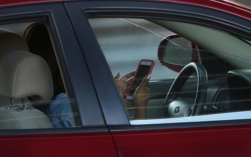 Driver texts behind the wheel on April 30, 2016 in New York, New York.