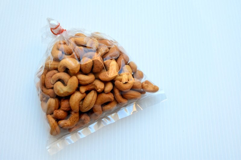 Cashews make an easy mid-day snack. Cashews make an easy mid-day snack.