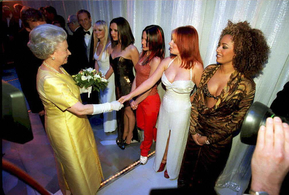 Queen Elisabeth II meets the Spice Girls.