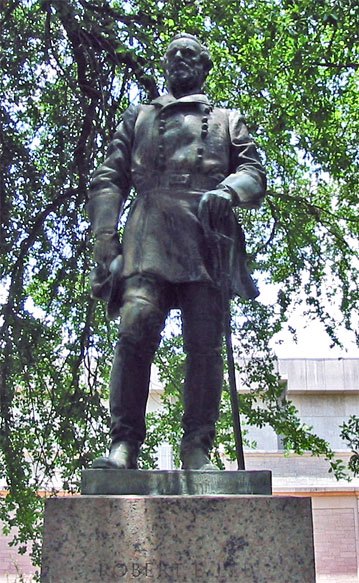 Robert E Lee statue