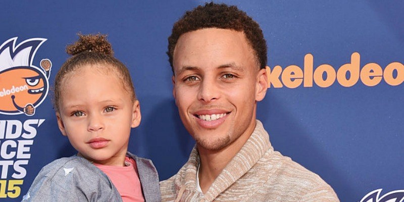 Stephen Curry holds Riley on the red carpet. Stephen Curry holds Riley on the red carpet.
