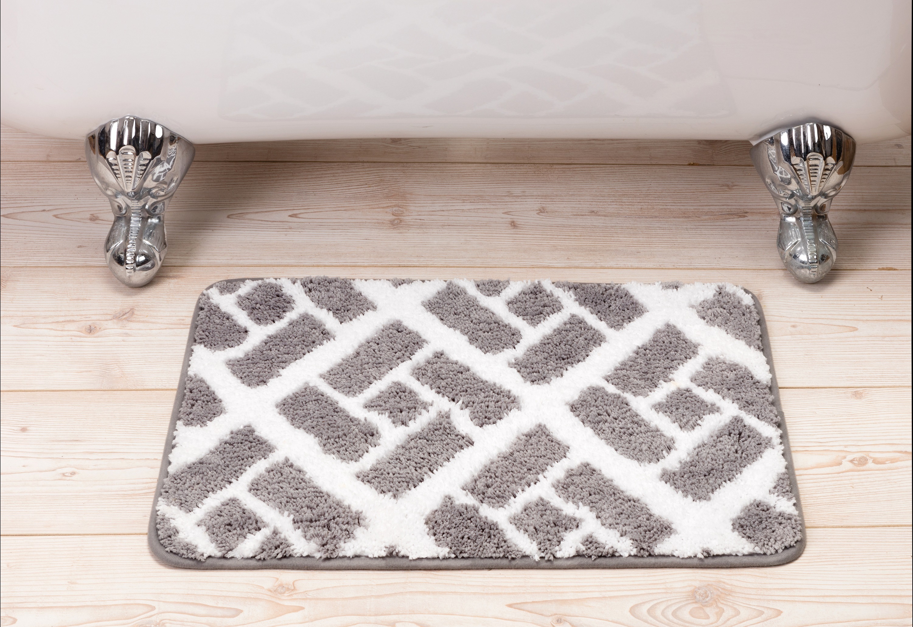 Gray and white patterned bathmat