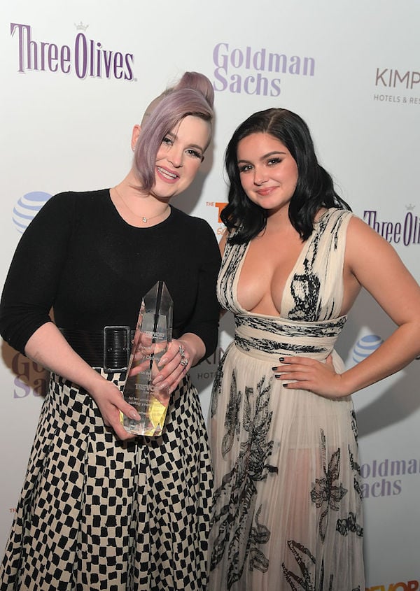 Ariel Winter stands with Kelly Osbourne as she holds an award in her hands. Ariel Winter stands with Kelly Osbourne as she holds an award in her hands.