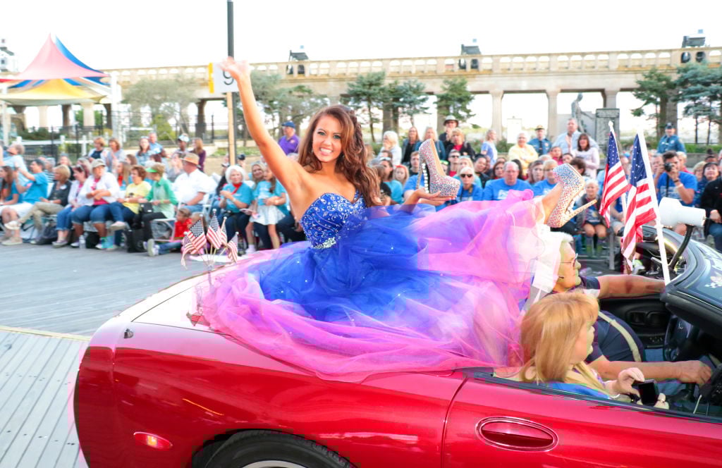 Cara Mund in Miss America Shoes Parade Miss North Dakota in Show Me Your Shoes Parade