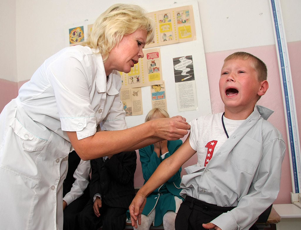 Прививки дети плачут. Прививка в школе. Вакцинация детей. Вакцинация детей в школе. Уколы детям в школе.