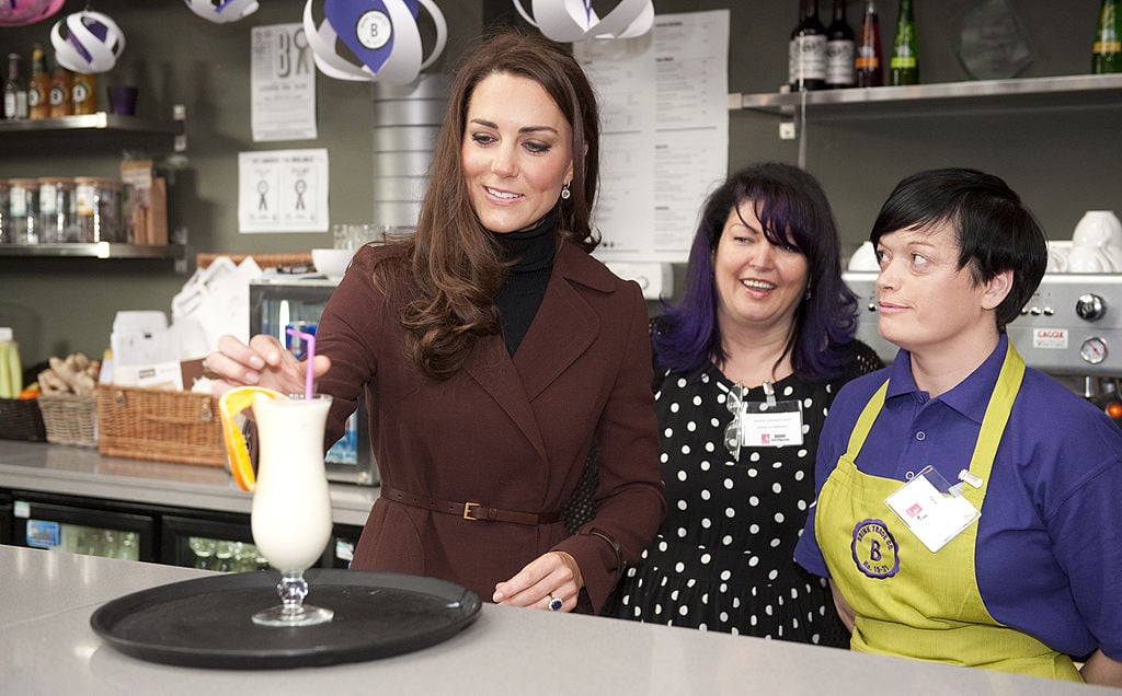 Britain's Catherine, Duchess of Cambridge (L) puts the finishing touches to a smoothie called the "Duchess" with Jacquie Johnston-Lynch, Merseyside head of service for Action on Addiction and Paula Carey at the Brink Bar in Liverpool on February 14, 2012. Britain's Catherine, Duchess of Cambridge (L) puts the finishing touches to a smoothie called the "Duchess" with Jacquie Johnston-Lynch, Merseyside head of service for Action on Addiction and Paula Carey at the Brink Bar in Liverpool on February 14, 2012.