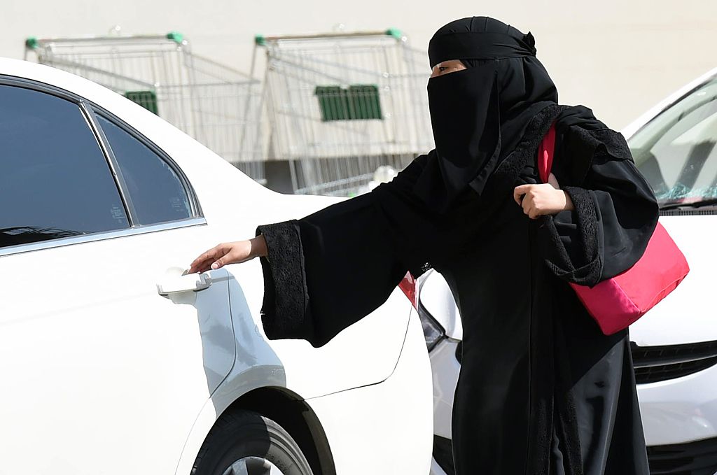 Saudi Woman getting into taxi A Saudi Woman and taxi