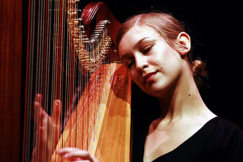 Joanna Newsom actúa en el escenario de la Ópera de Sídney 